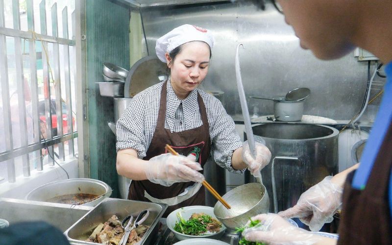 Ghé thăm quán phở Hồ Lợi, thưởng thức hương vị đặc trưng Hà Thành